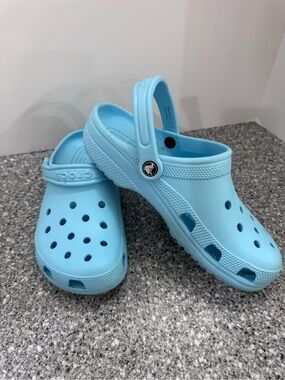 Crocs Classic Clogs Light Blue Aqua W9 M7 with 4 Jibbitz Charms